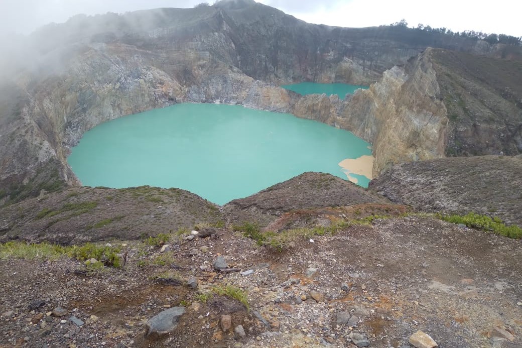 El lago del cráter Kelimutu, conocido por sus aguas de colores cambiantes, en el monte Kelimutu, isla de Flores, Indonesia. (Foto: cortesía Maura Aranguren)