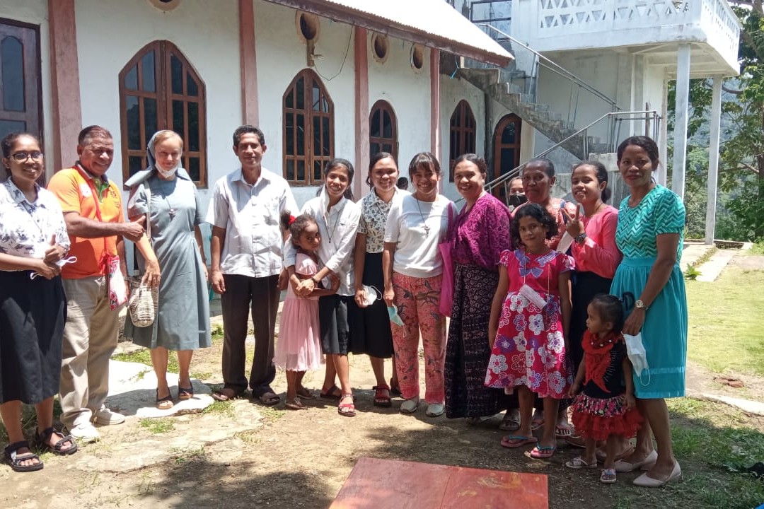 Maura Aranguren, de blusa blanca y pantalón rosado, junto a religiosas de la Congregación de Hermanas de Nuestra Señora de la Consolación y laicos de la isla de Flores, Indonesia, durante los primeros meses de la nueva misión en 2021. (Foto: cortesía Maura Aranguren)