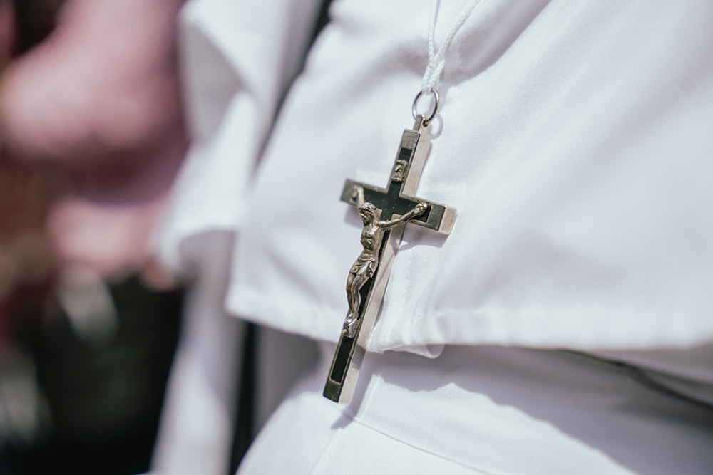 Una monja no identificada lleva un crucifijo y su hábito en una procesión del Viernes Santo el 29 de marzo de 2024 en Guwahati, Assam, India. (Foto: Dreamstime/Talukdardavid)