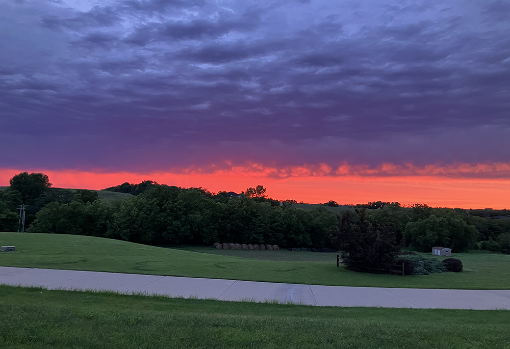 La puesta de sol sobre el monasterio benedictino de Clyde, Misuri, Estados Unidos, en agosto de 2025. (Foto: Helen Mueting)