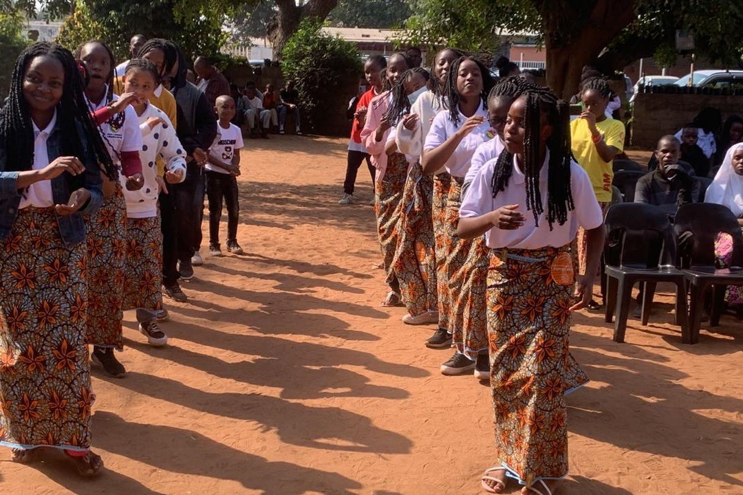 Niños de la Infancia y Adolescencia Misionera (IAM) participan en la celebración de Pascua en la parroquia São Rafael Arcanjo de Chibututuine, en la arquidiócesis de Maputo, Mozambique, el 26 de abril de 2025. (Foto: cortesía del padre Celso Vaz, director espiritual de la IAM, Maputo)