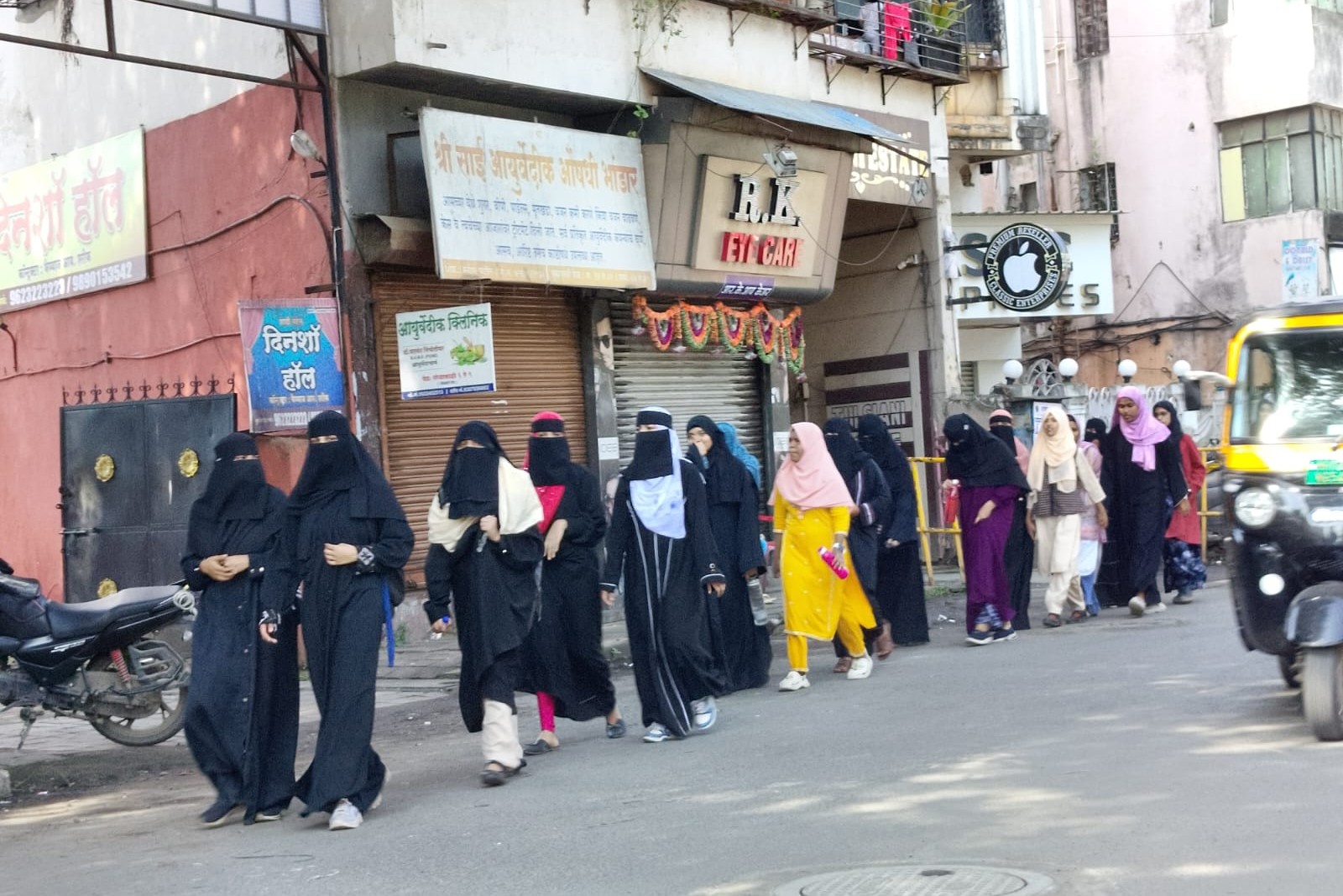 In contrast to Western debates about the Islamic veil, this image of Muslim students wearing burkas captures the normality with which different traditions coexist in India. (Consuelo Vélez)