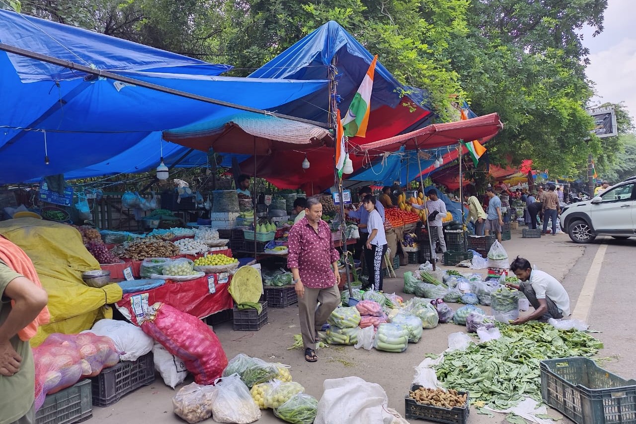 The bustling daily life in a market, such as this one in Honavar, is the backdrop of the real India, where Catholic nuns and people of other faiths work. (Consuelo Vélez)