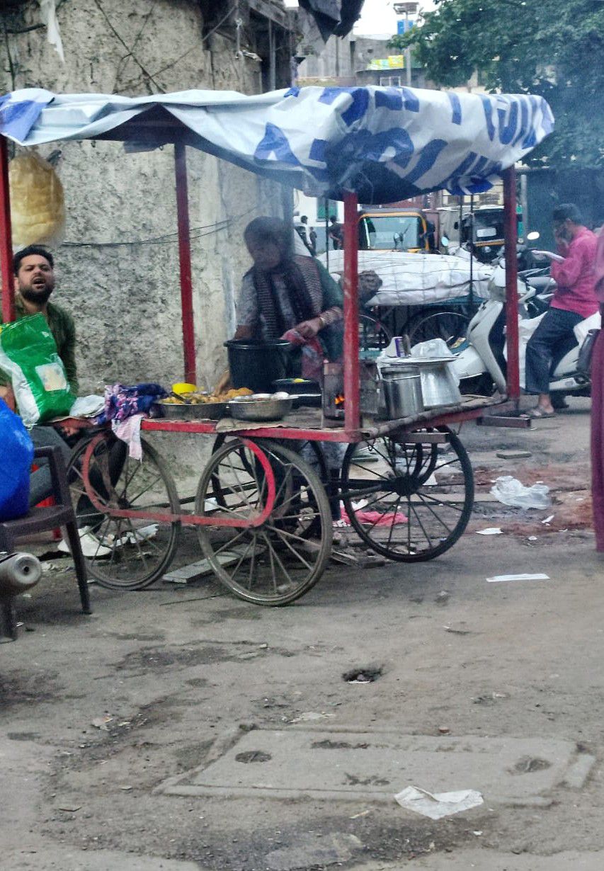 Street food, like what this this food cart sells, is at the heart of everyday life in India. (Photo: Consuelo Vélez)