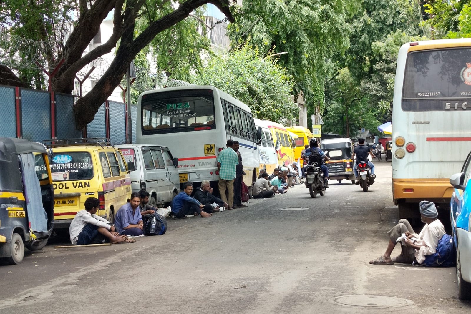 Beggars outside St. Anthony's Church in Pune. (Consuelo Vélez)