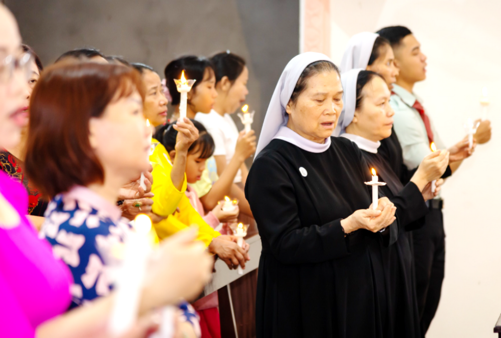 Sr. Scholastica Tran Thanh Thuy (first from left) and other sisters lead a prayer session attended by couples on July 26. 