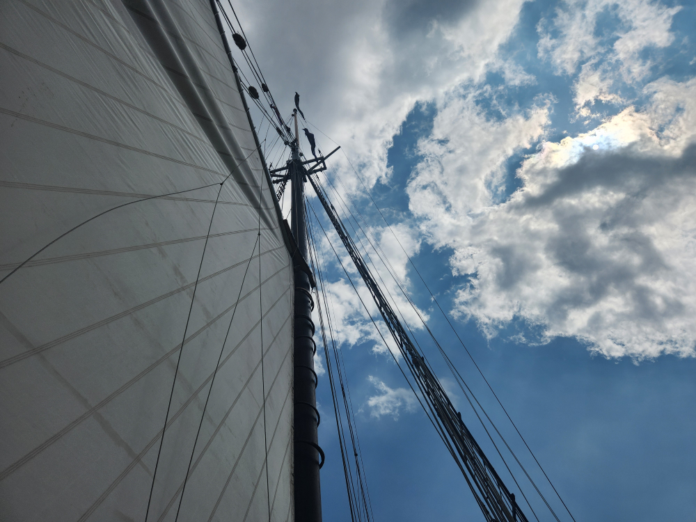 The mast of the Hudson River sloop Clearwater as the mainsail is being hoisted. (GSR photo/Chris Herlinger)