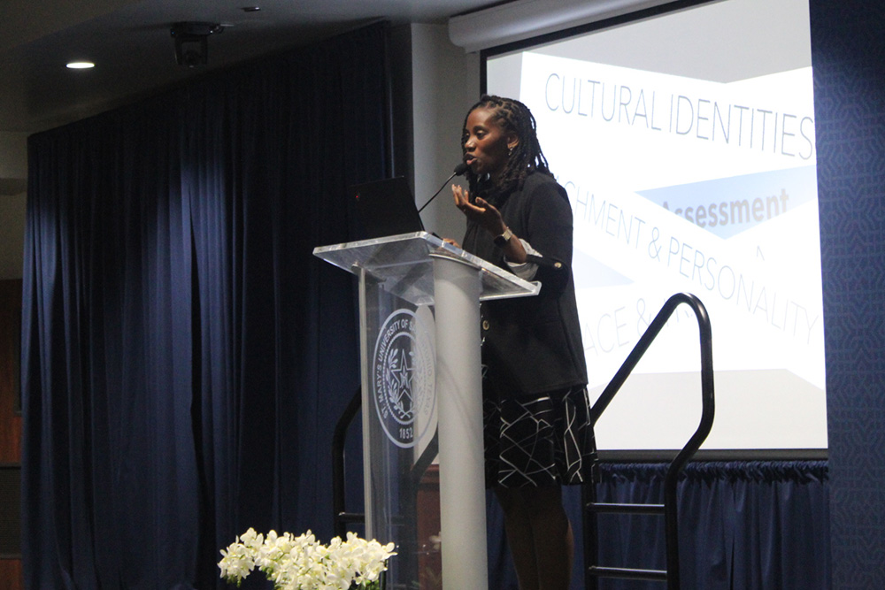 La Dra. Crystal Taylor Dietz, Psy. D., dirige el taller "Evaluación de candidatas a través del prisma de la inculturalidad", celebrado en la Universidad St. Mary's de San Antonio, Texas, Estados Unidos, el 6 de septiembre de 2025. (Foto: GSR/Helga Leija)