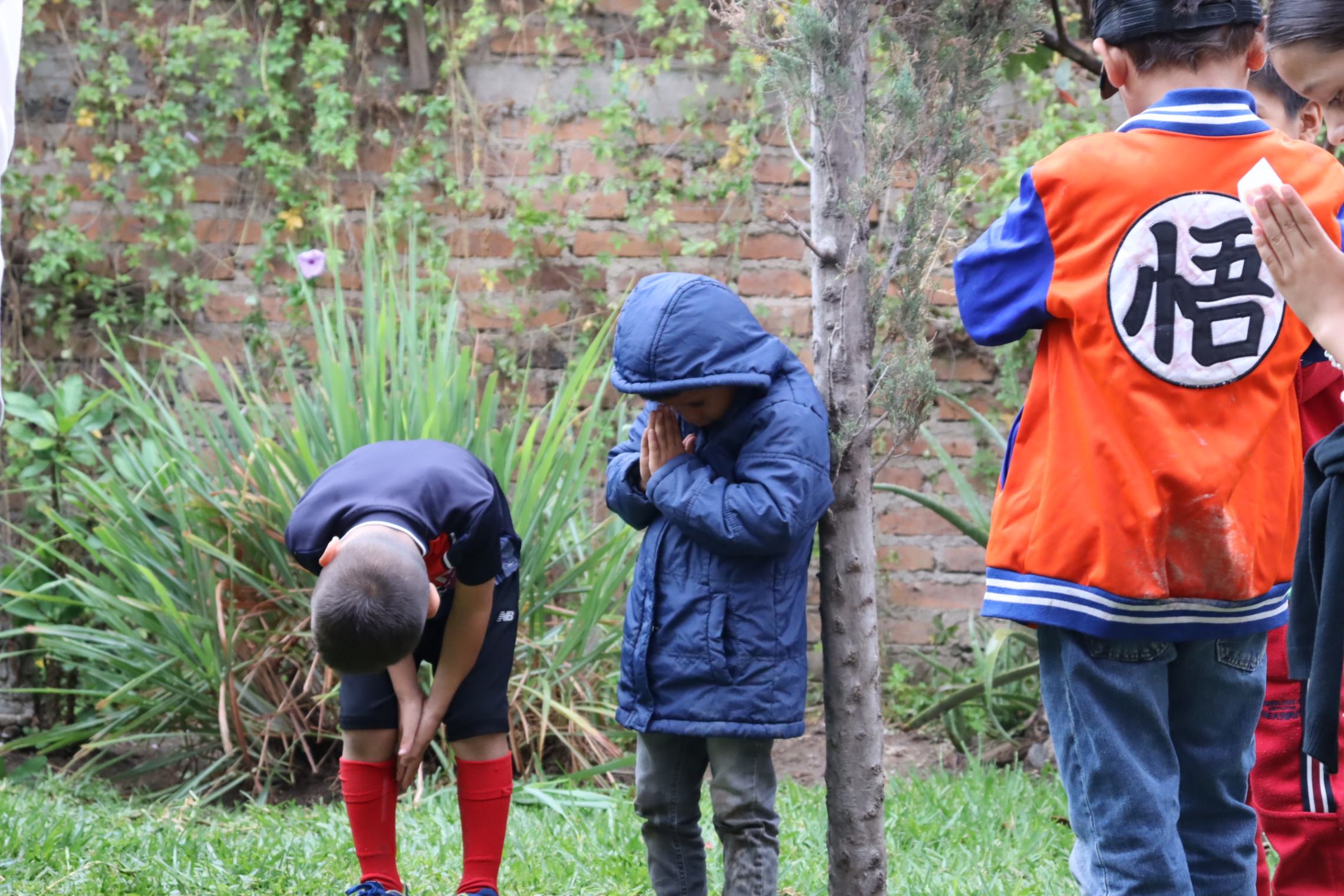 Niños oran en el jardín de la casa de la Compañía María de Nazareth. Las hermanas evangelizan a niños en la periferia de Guadalajara apoyados por los padres de familia y con la confianza que deposita en ellas la Colonia Villa de Guadalupe en Zapopan, Jalisco, México. (Foto: Eduardo Cordero)