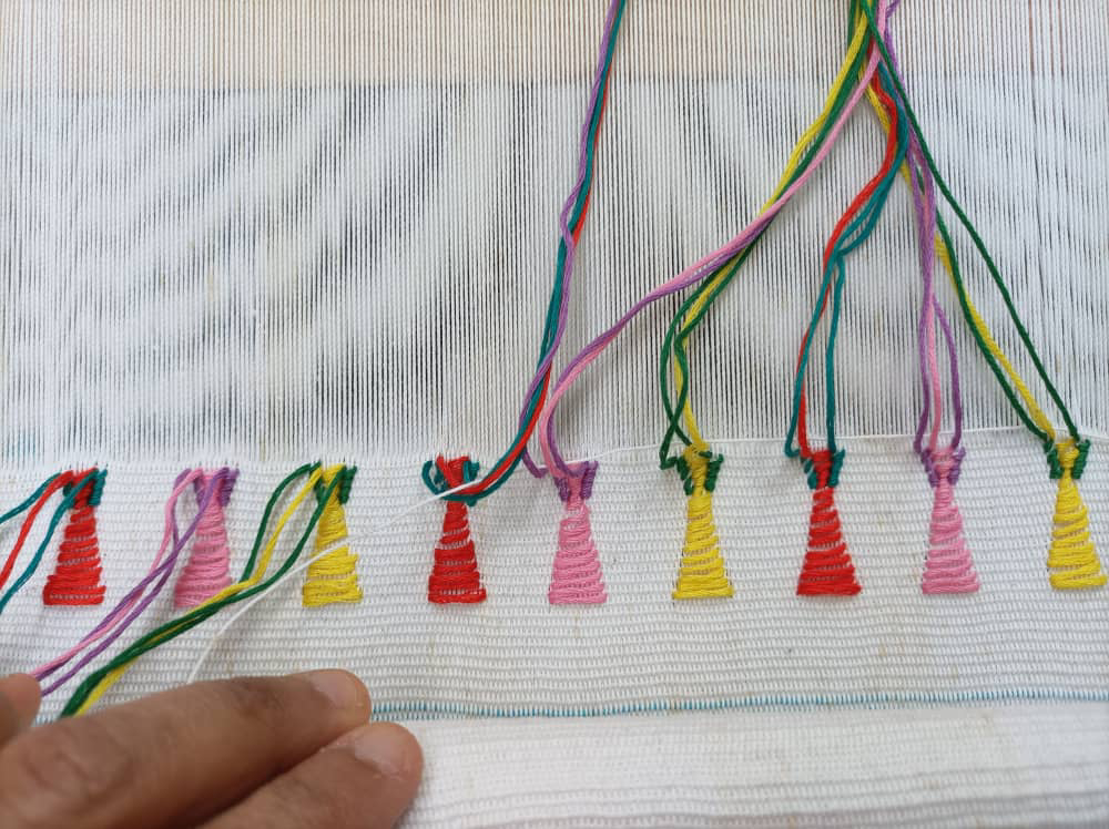 Pequeños diseños incorporados en el trabajo de tejido de Lourdes Munguía realizado en un telar. ( Foto: cortesía Lourdes Munguía)