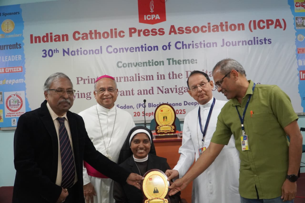 La Hna. Lismy Parayil, CMC, fue galardonada con el Premio James Alberione por la Asociación de Prensa Católica India en la 30.ª Convención Nacional de Periodistas Cristianos celebrada en Pune, India, el 20 de septiembre de 2025. (Foto: cortesía del hermano Jeeson Thomas, CMI)