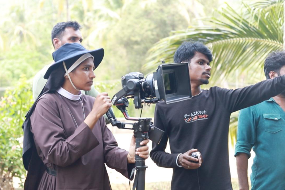 La hermana Lismy Parayil, con su cámara durante el rodaje de una película. (Foto: cortesía Lismy Parayil)