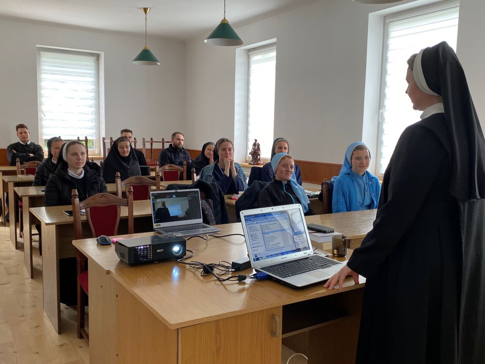  Los novicios asisten a una conferencia en la escuela de novicios Effata en Lviv, Ucrania. (Foto: cortesía Scholastica Oleksandra Hulivata)