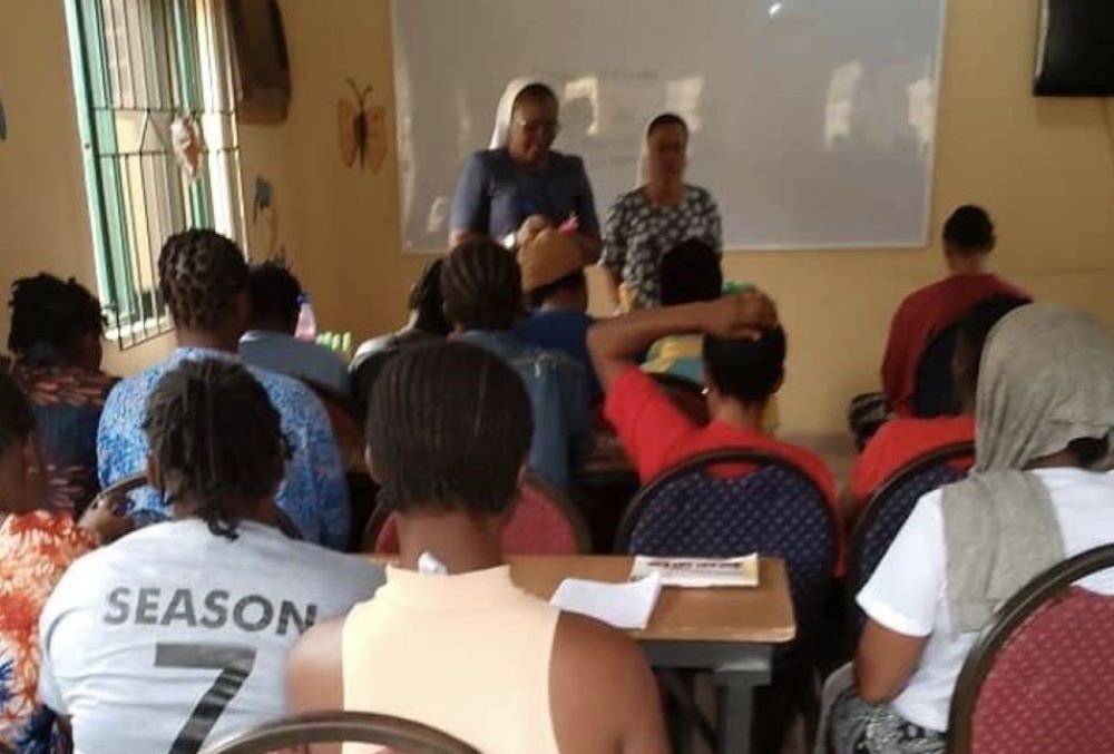 Sr. Edidiong Etim talks with inmates. 