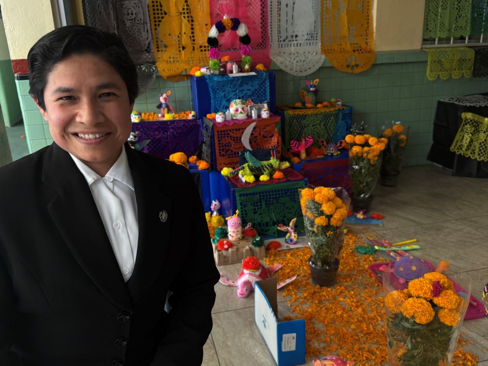 La Hna. Brenda Hernández, de las Hijas de María Inmaculada de Guadalupe, con sede en México, posa en del Día de Muertos frente frente a un altar construido por los alumnos del Colegio Tepeyac Mexicano, una institución católica dirigida por su orden en la Ciudad de México. Recordar a los difuntos en esta época del año consiste en darles las gracias y tener la esperanza de que la vida continúa de otra forma después de la muerte, dijo Hernández. (Foto: GSR/Rhina Guidos) 