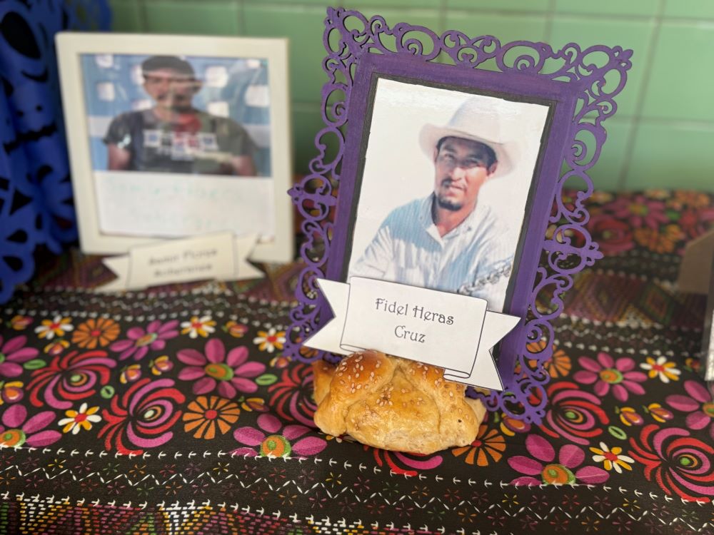 Estudiantes del Colegio Tepeyac Mexicano colocaron un pan de muerto tradicional con una foto del líder ambientalista mexicano asesinado Fidel Heras Cruz, mientras construían altares para los muertos en la escuela cerca de la Basílica de Nuestra Señora de Guadalupe en la Ciudad de México, el 28 de octubre de 2025. (Foto: GSR/ Rhina Guidos)