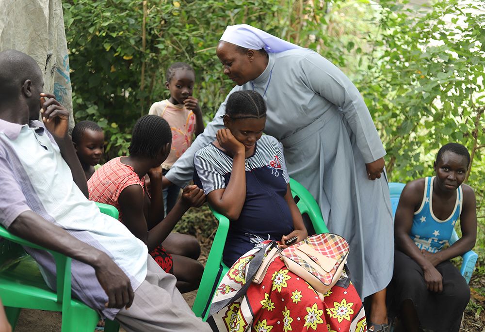 Sr. Celestine Nelima speaks with flood victims at a displacement camp in Mau Mau village in Busia, western Kenya. 