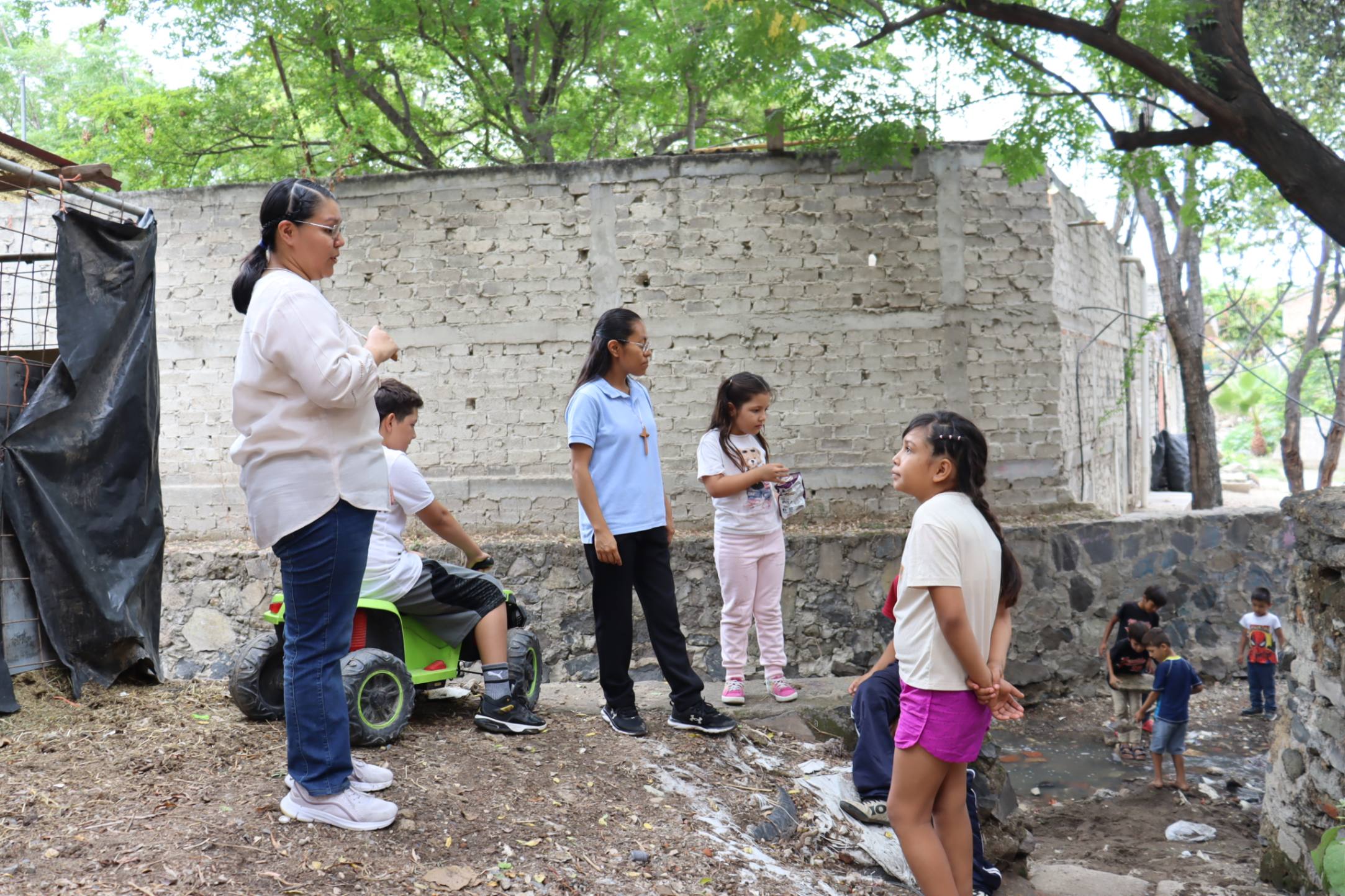 Las hermanas Estrella Martínez y Monserrat Mendoza platican con niños de la Colonia Villa de Guadalupe, Zapopan, Jalisco. Cada dos semanas recorren la colonia para invitar a los niños a actividades de preevangelización en su casa. (Foto: Eduardo Cordero)