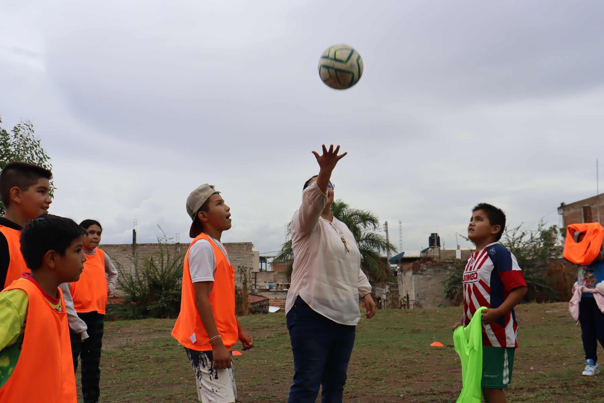 Después de la oración sigue el momento de jugar fútbol en la cancha de la parroquia, ubicada unas calles arriba de la casa de la Compañía María de Nazareth. (Foto: Eduardo Cordero)