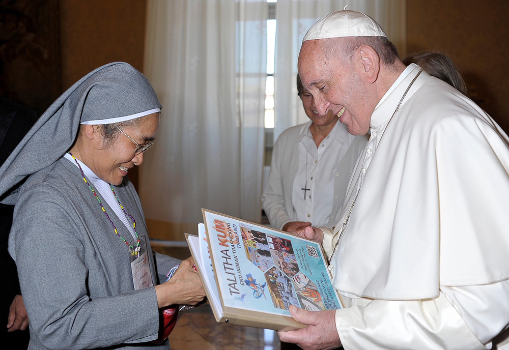 St. Paul de Chartres Sr. Marie-Agnes Suwanna Buasap meets the late Pope Francis. (Courtesy of Marie-Agnes Suwanna Buasap)