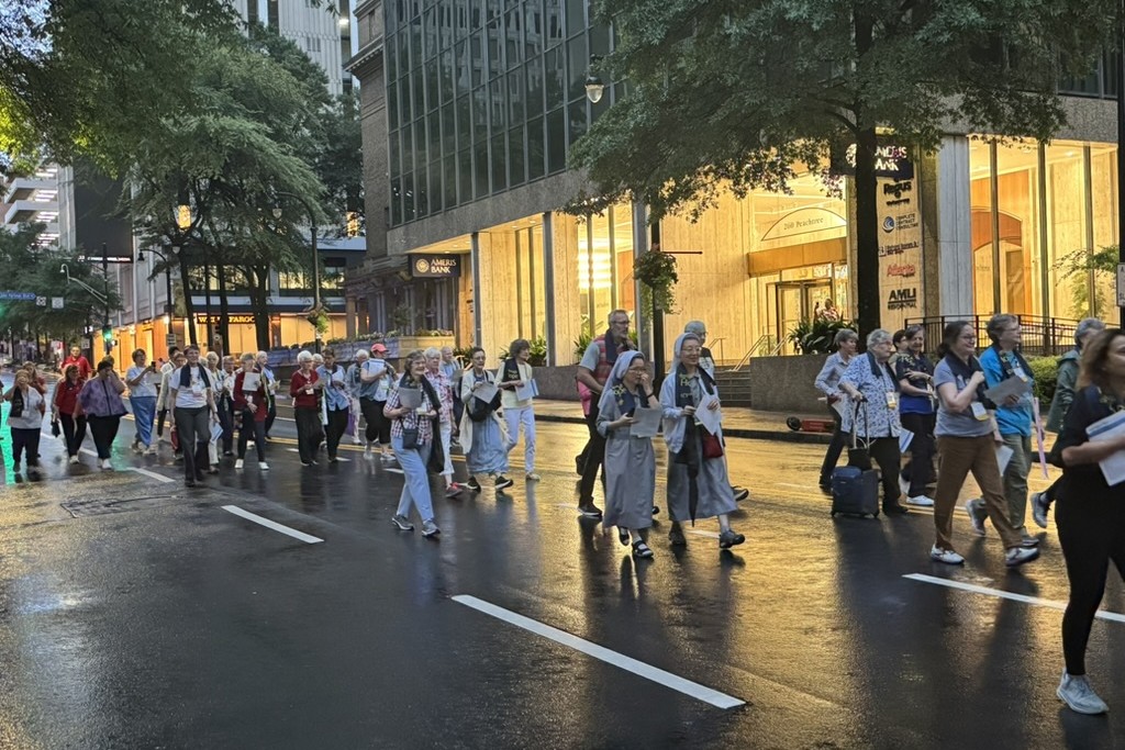 Cientos de hermanas católicas caminan —cantando y rezando a favor de la justicia social— por el centro de Atlanta, Estados Unidos, la mañana del jueves 14 de agosto, durante la asamblea de la LCWR. (Foto: GSR/Helga Leija)