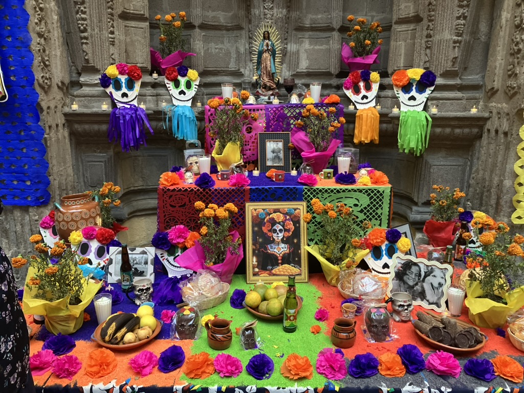 Altar del Día de los Muertos en un restaurante en el centro de la Ciudad de México. (Foto: Helga Leija/GSR en español)