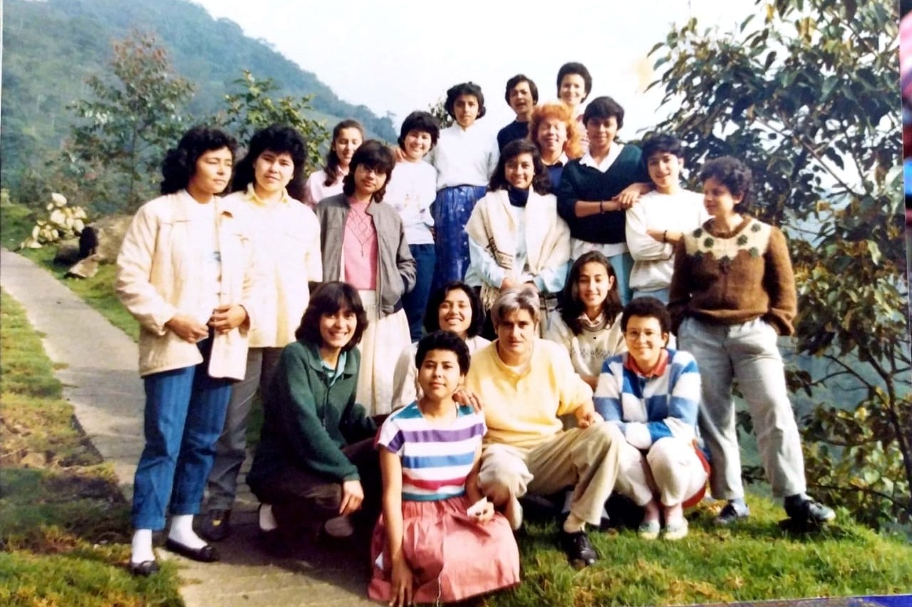 Nubia Celis, al centro con chal, durante un curso de formación en Medellín, Colombia, en 1989. (Foto: cortesía Nubia Celis)