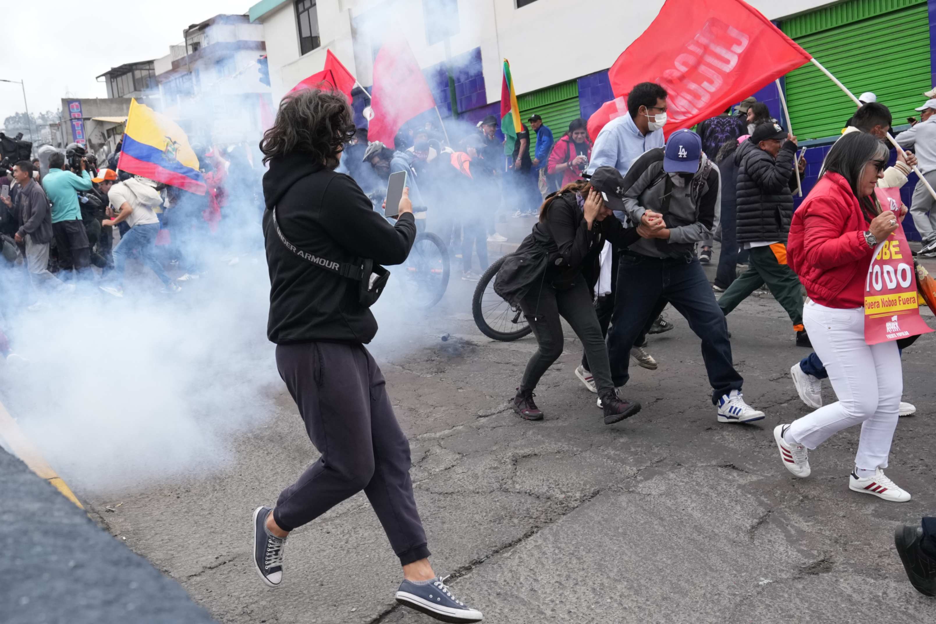 Manifestantes huyen del gas lacrimógeno durante una protesta contra el Gobierno del presidente Daniel Noboa, en Quito, Ecuador, el domingo 12 de octubre de 2025. (Foto: AP/Dolores Ochoa)