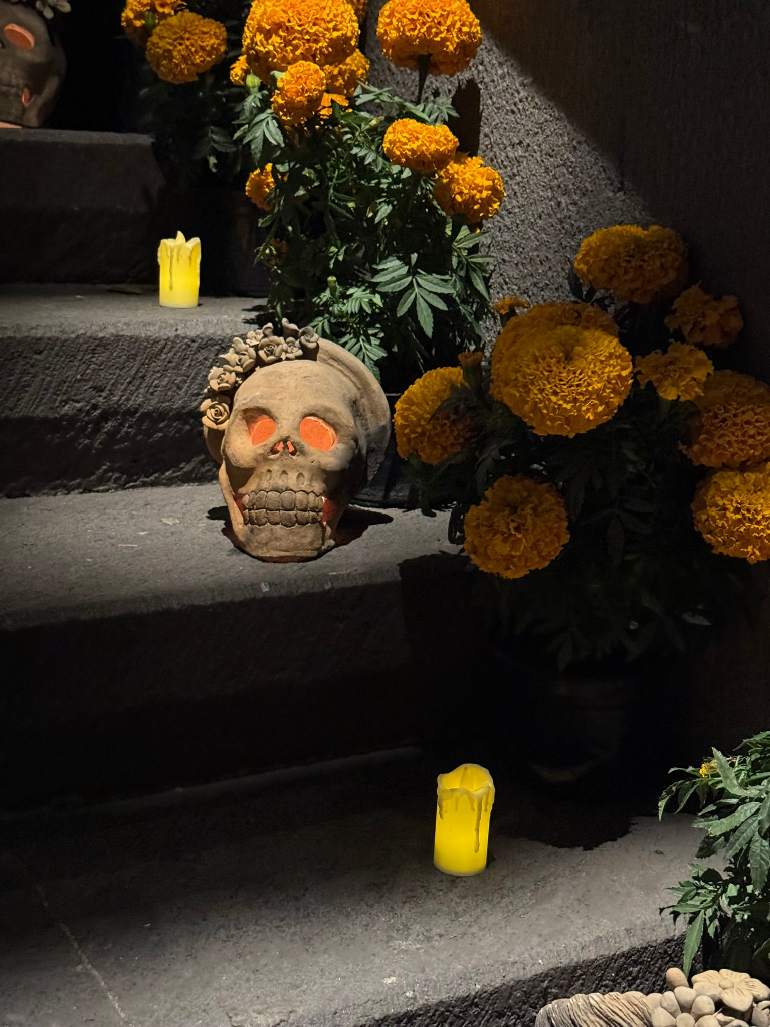 Escaleras de entrada a un negocio decoradas con calaveras y velas en la Ciudad de México durante las celebraciones del Día de los Muertos. (Foto: Helga Leija/GSR en español)