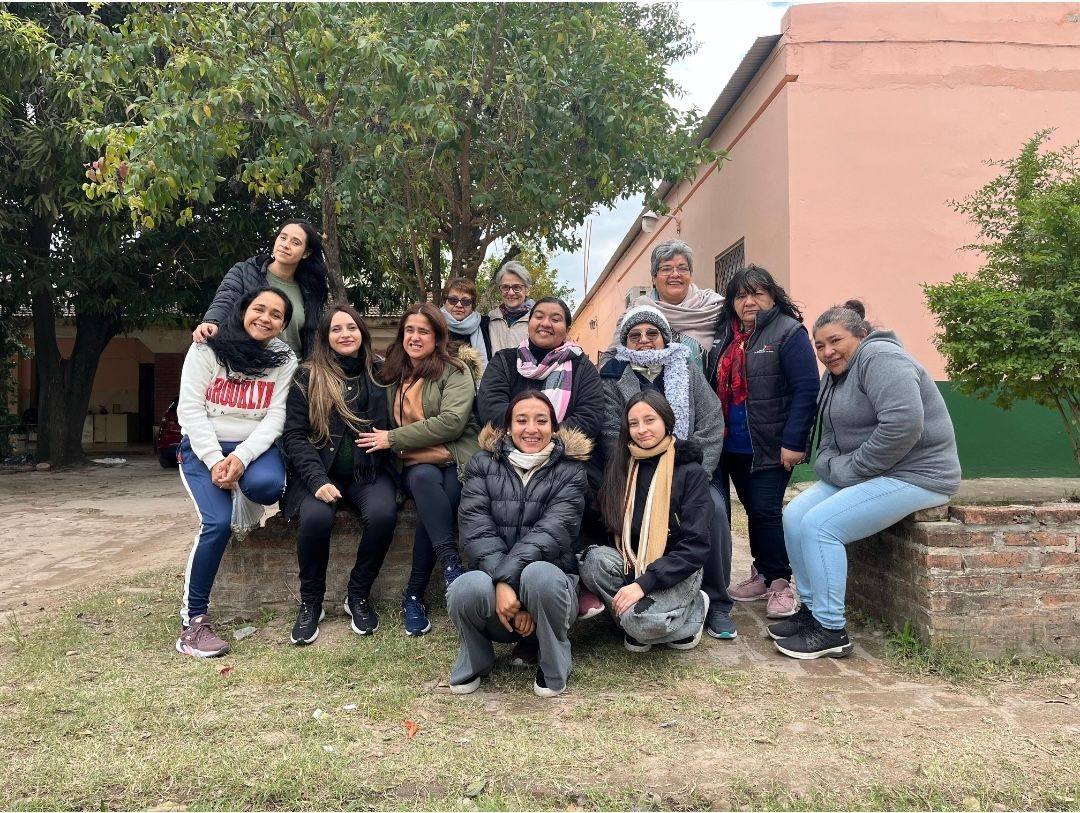 María Etelvina González, tercera de derecha a izquierda en la última fila, en una reunión familiar reciente en su ciudad natal. (Foto: cortesía de María Etelvina González)