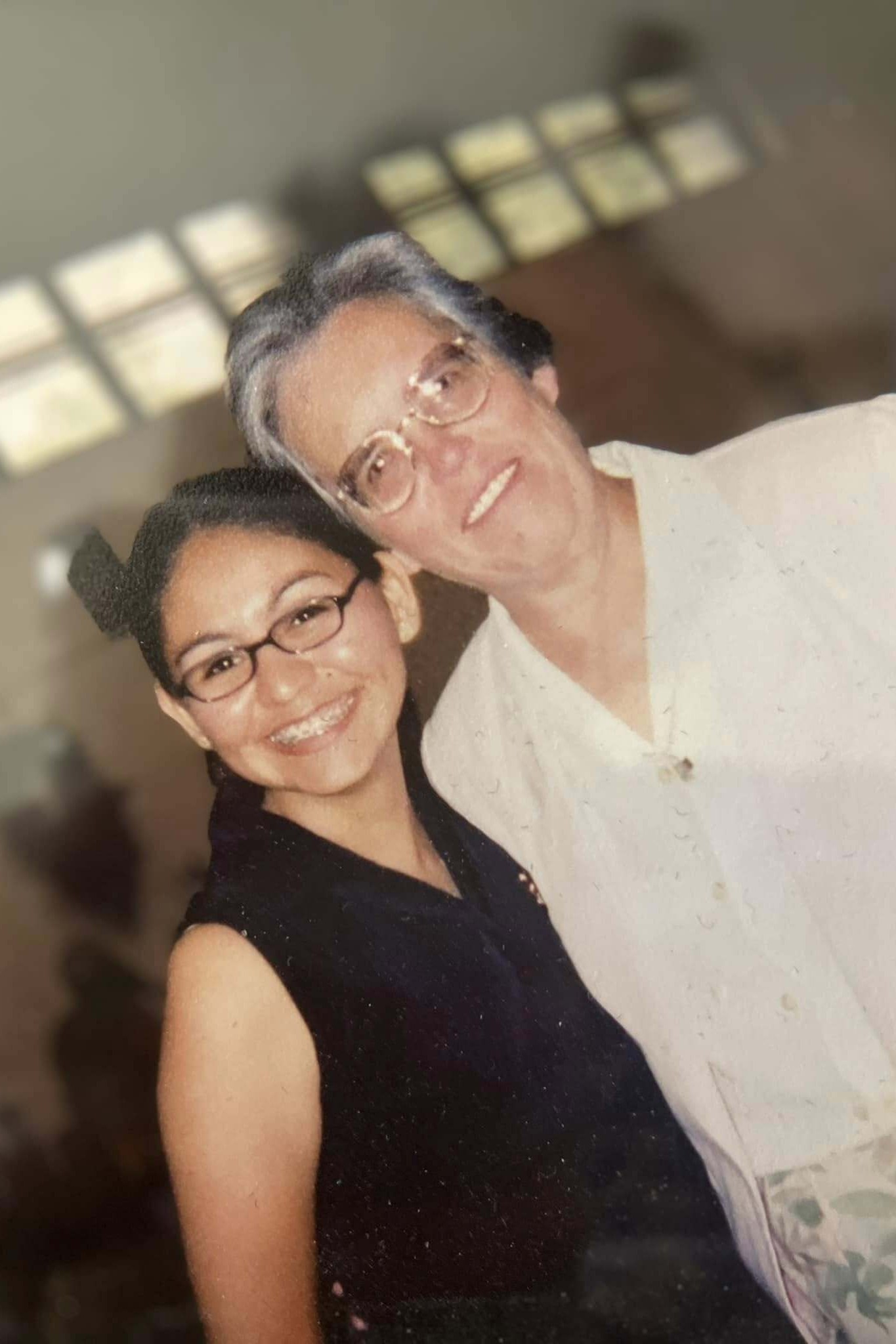 Helga Leija a la izquierda con la Hna. Rose Miriam Gansle, OVISS, en el 2000, cuando Leija estaba discerniendo su llamado a la vida religiosa. (Foto: cortesía Helga Leija)