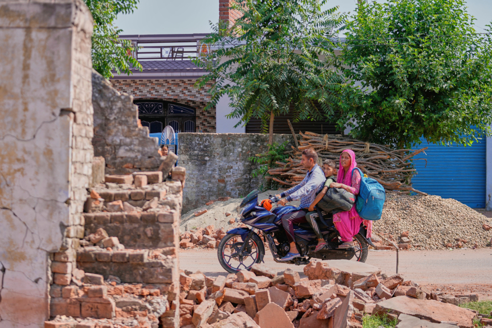 A family returns to their village along the Line of Control between India and Pakistan from a temporary shelter, in Akhnoor Sector, India, Tuesday, May 13, 2025.(AP/Channi Anand)