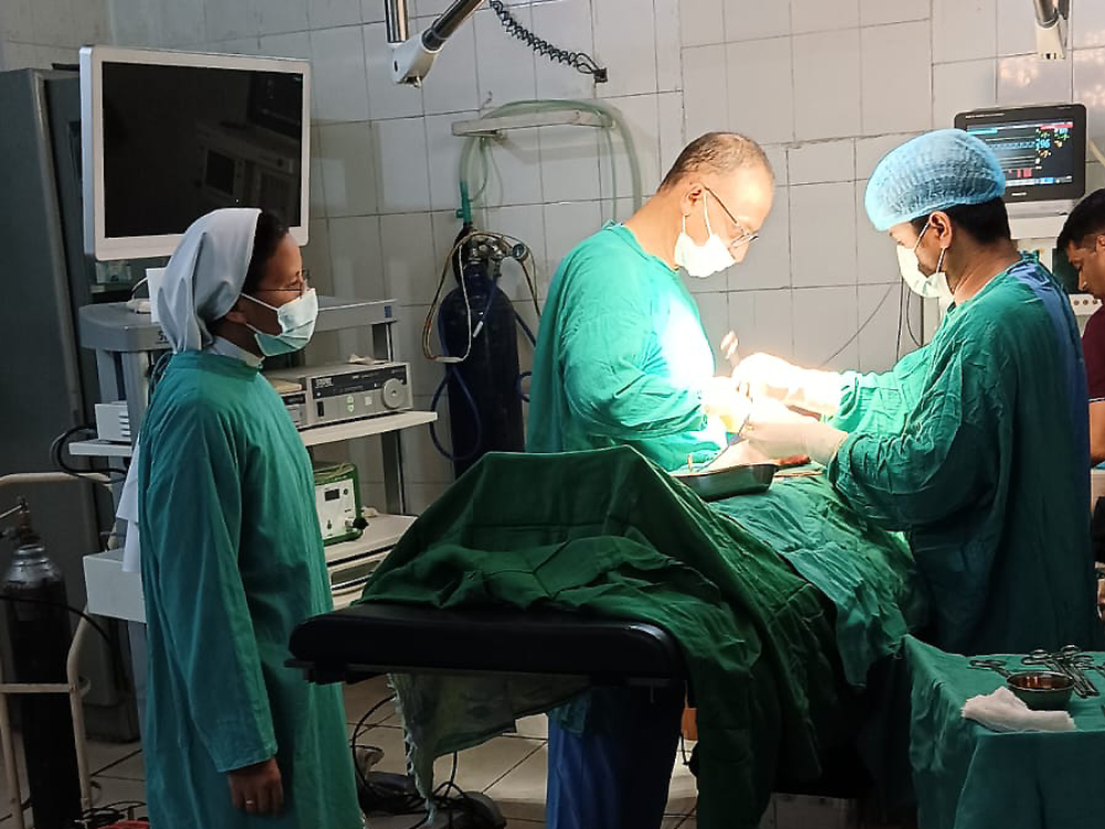 Sr. Lilly Thomas of the Sisters of Charity of Jesus and Mary assists in a surgery at St. Joseph Community Hospital in the Jammu-Srinagar Diocese, India. (Umar Manzoor Shah)