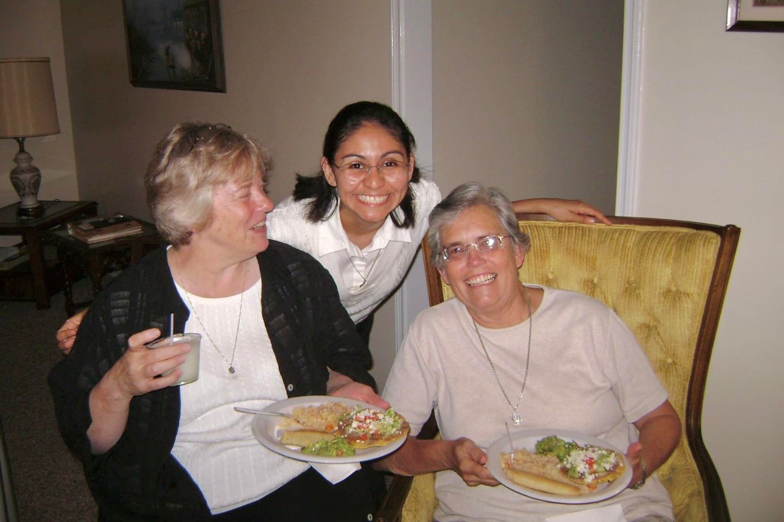 Las panelistas de La Vida de septiembre respondieron a esta pregunta: ¿Quién o qué ha moldeado tu respuesta al ministerio?. En la imagen, de izquierda a derecha, las hermanas Mary Rose Kocab, OVISS; Helga Leija, OSB, y Rose Miriam Gansle, OVISS (†) disfrutan una cena preparada por la mamá de Leija la noche antes de sus primeros votos. (Foto: cortesía Helga Leija) 