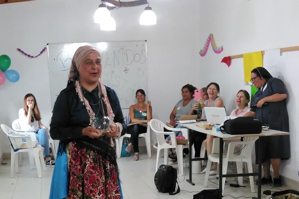  Liliana Andrada, vestida de adivina, anima un taller de catequesis en la misión Cipolletti, Rio Negro, Argentina. (Foto: cortesía Liliana Andrada)