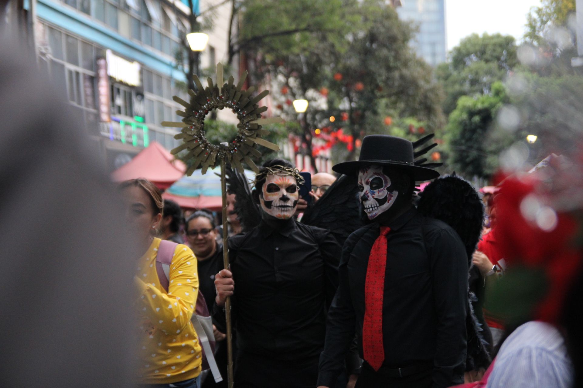 Personas con disfraces alusivos a representaciones de la muerte caminan por las calles durante el Desfile de las Catrinas el 26 de octubre de 2025 en la Ciudad de México. (Foto: Helga Leija/GSR en español)