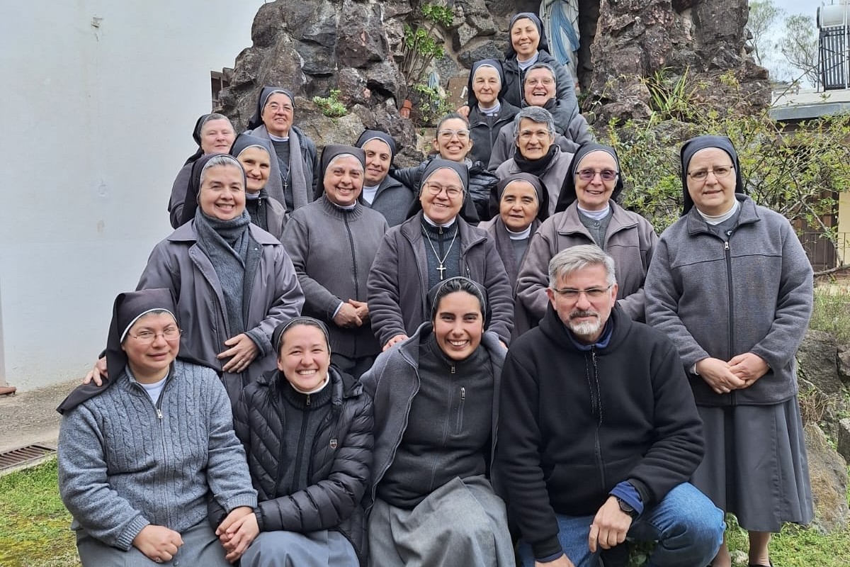 Las panelistas de La Vida de octubre respondieron a esta pregunta: ¿Cuál ha sido el mayor regalo de su vocación? En la imagen: Liliana Graciela Andrada con un grupo de Hermanas Terciarias Misioneras Franciscanas al finalizar los ejercicios espirituales en la Residencia Santísima Trinidad de Agua de Oro. Córdoba, Argentina en el invierno del 2025. (Foto: cortesía Liliana Andrada