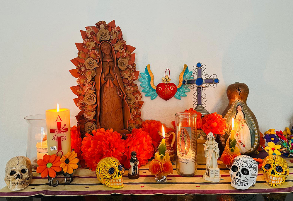 Altar del Día de los Muertos preparado por Elia Cárdenas en honor a las hermanas fallecidas que inspiraron su camino de fe. (Foto: cortesía Elia Cárdenas)