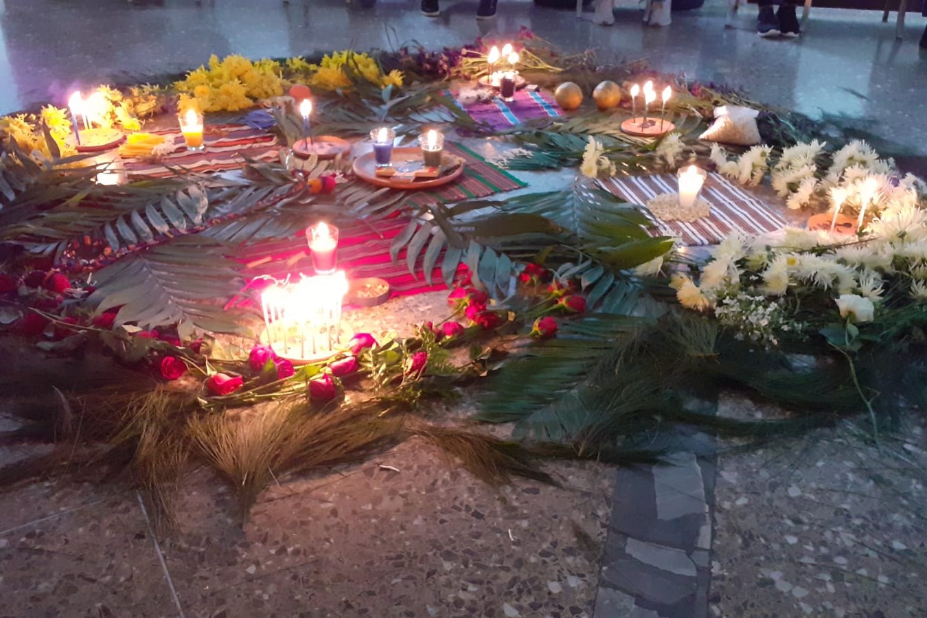 Un altar adornado con palmas, flores y velas encendidas dentro de una iglesia durante un encuentro de mujeres, el 19 de marzo de 2025, en Ciudad de Guatemala. (Foto: Hna. Dora Tupil)