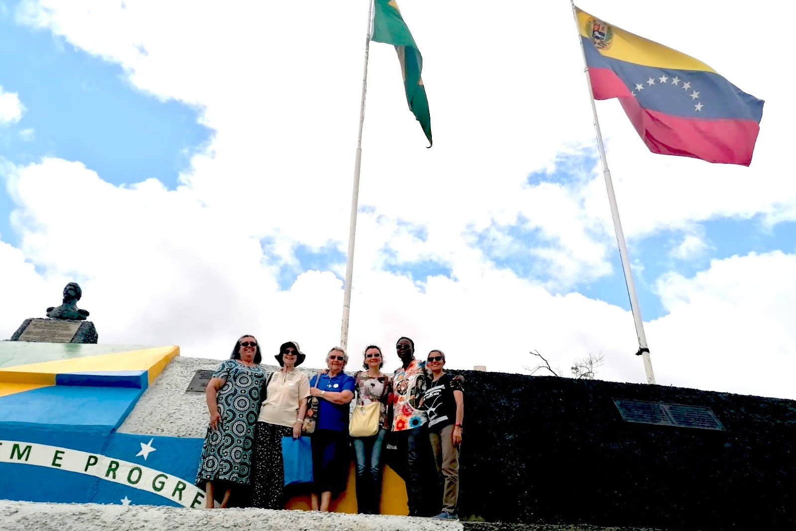 De derecha a izquierda: Hna. Yolanda Olivera, Hna. Clementine Kuaquenda, Hna. Sofía Quintans, Hna. Rosario Sánchez, Hna. Adelaida Palla, de la congregación Franciscana Misionera de la Madre del Divino Pastor, y Hna. María de las Gracias, de la congregación Hermanas de San José, durante una visita a la frontera entre Venezuela y Brasil en diciembre de 2023. (Foto: cortesía Yolanda Olivera)