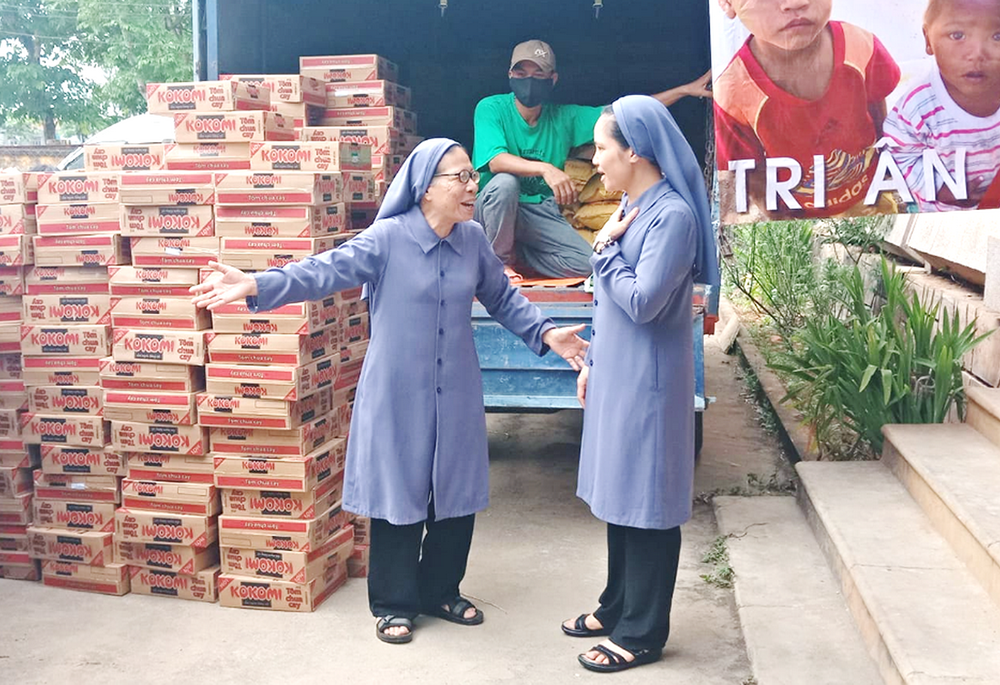 Lovers of the Holy Cross of Hue nuns have rice and instant noodles loaded for typhoon survivors in provinces of Ha Tinh and Quang Tri on Oct. 2. (GSR photo/Joachim Pham)