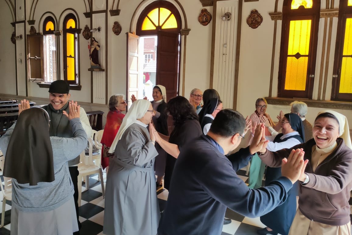 Hermanas de la  Fraternidad de Servidoras de los Más Pobres animan durante el Encuentro Diocesano de Vida Consagrada en la ciudad de Pichanal, Salta, Argentina, 2024. (Foto: cortesía Elsa Porcario)