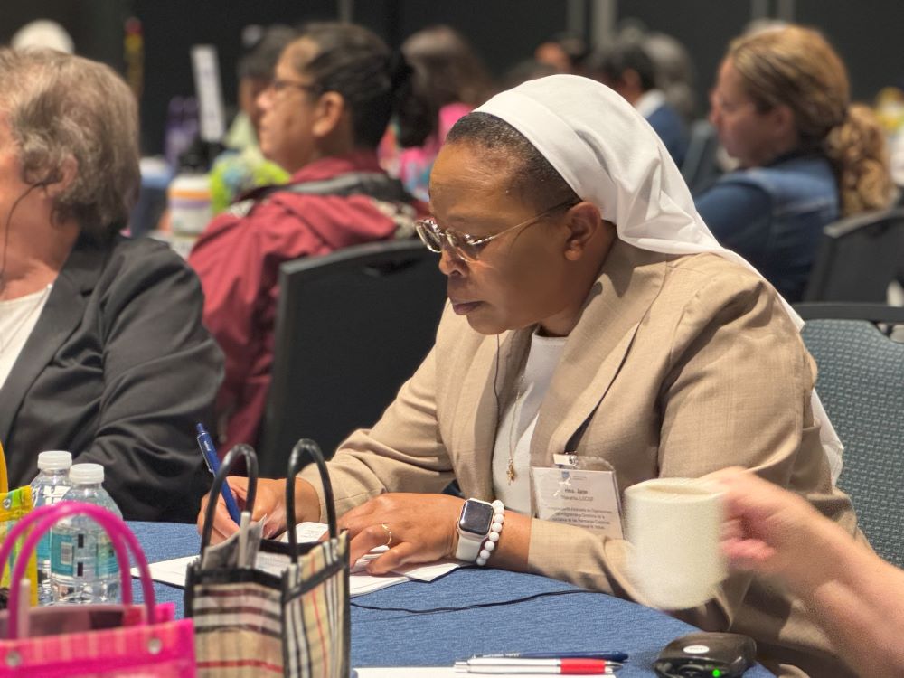 La Hna. Jane Wakahiu, vicepresidenta adjunta de operaciones del programa y directora de la Iniciativa de Hermanas Católicas de la Fundación Conrad N. Hilton, toma notas el 30 de octubre en Ciudad de México. Wakahiu, de las Hermanas de San Francisco en Kenia, animó a los que estuvieron en la reunión a conocerse, hacer puentes y soñar en grande sobre cómo pueden colaborar. (Foto: GSR/Rhina Guidos)