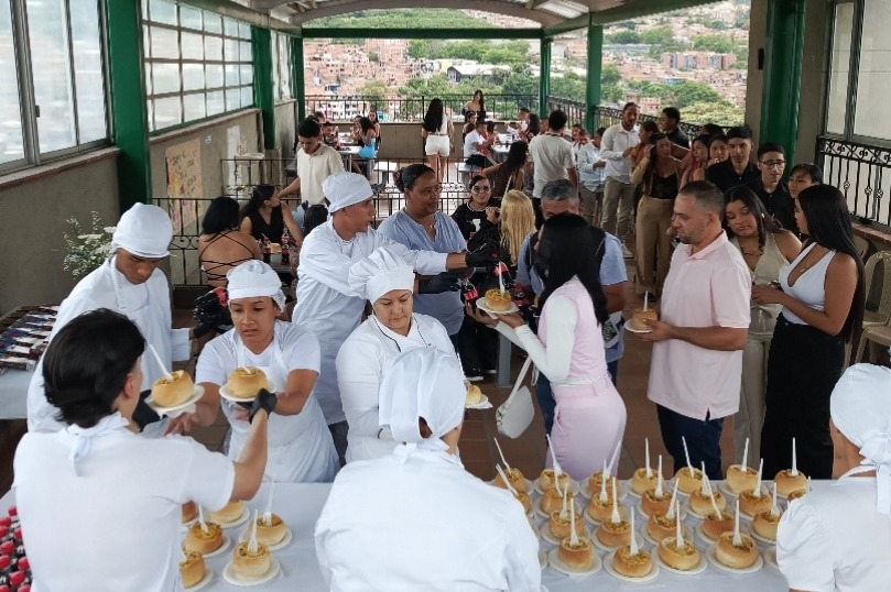 La Institución Técnica San José Obrero, que gestionan las Siervas de San José con el apoyo de laicos en Medellín, Colombia, ofrece formación para el trabajo y emprendimientos. En la imagen, el grupo de gastronomía en la terraza del centro educativo durante la certificación de auxiliares de enfermería, en julio de 2025. (Foto: cortesía ITSJO) 