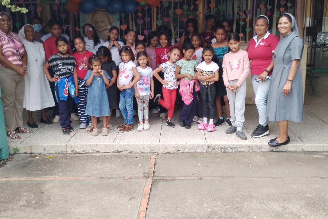 Religiosas, como la Hna. Maura Aranguren, apoyan a niños y familias en comunidades venezolanas, combinando educación, acompañamiento y atención solidaria. (Foto: cortesía Maura Aranguren)