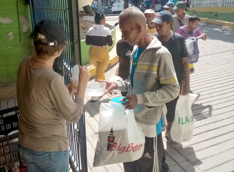 La Iglesia en Venezuela —laicos, sacerdotes, religiosos y hermanas— entrega comidas preparadas, las llamadas ollas solidarias, a quienes enfrentan hambre y escasez. (Foto: cortesía Maura Aranguren)