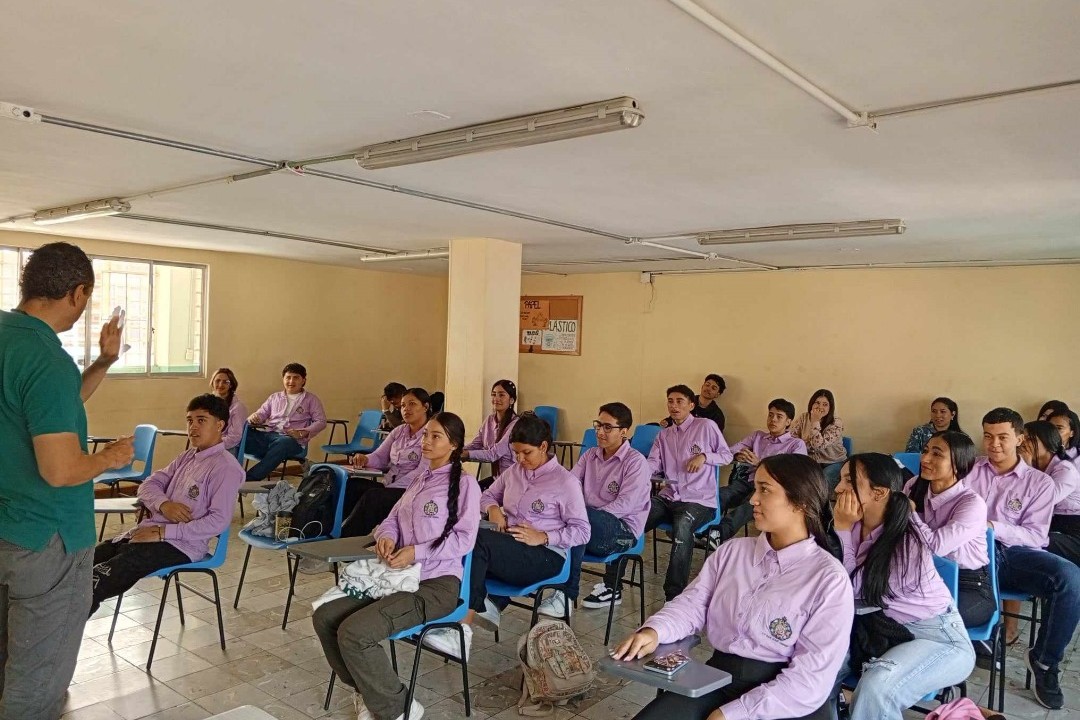 Estudiantes de la Institución Técnica San José Obrero en Medellín, espacio de educación para el trabajo en diferentes programas técnicos para jóvenes y adultos, en donde además se propicia su crecimiento integral. (Foto: cortesía ITSJO)
