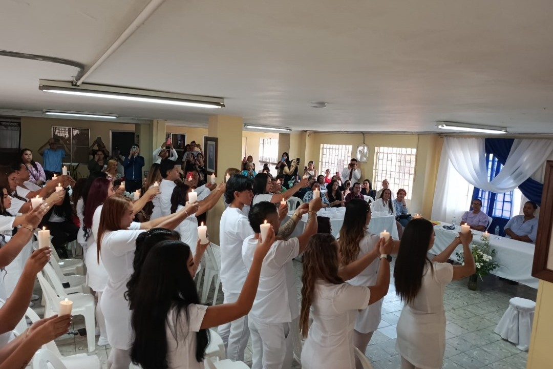 Ceremonia de la luz durante la certificación de auxiliaries de enfermería de la Institución Técnica San José Obrero en julio de 2025.  (Foto: cortesía de ITSJO)