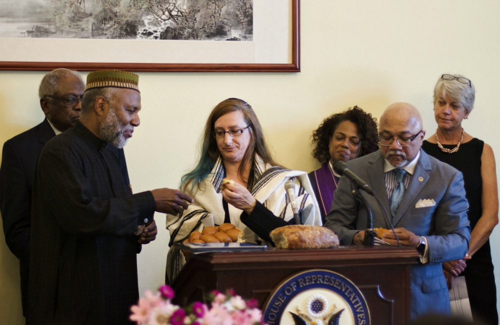 Imam Johari Abdul-Malik shares bread with Rabbi Alana Suskin at an interfaith prayer service in the Cannon House Office Building in Washington, D.C., May 8. (NETWORK Lobby for Catholic Social Justice/Mehreen Karim) Imam Johari Abdul-Malik shares bread with Rabbi Alana Suskin at an interfaith prayer service in the Cannon House Office Building in Washington, D.C., May 8. (NETWORK Lobby for Catholic Social Justice/Mehreen Karim)