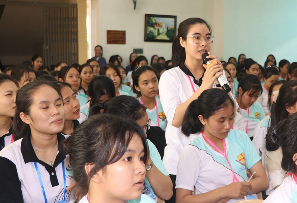 Elizabeth Le Thi To Hong talks to sisters at a gathering for young woman interested in vocations at the Lovers of the Holy Cross of Hue's motherhouse May 8. (Joachim Pham)